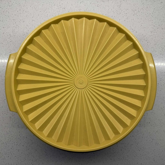 VINTAGE TUPPERWARE HARVEST GOLD SALAD BOWL SET 6 BOWLS & SERVING BOWL - Picture 4 of 5